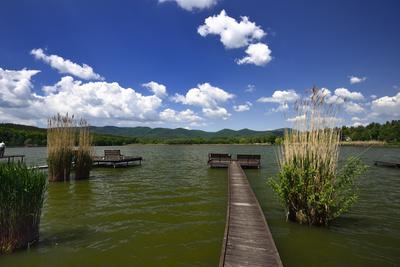 A börzsöny lábánál található festõi környezetben a diósjenõi tó-stock-foto