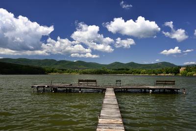A börzsöny lábánál található festõi környezetben a diósjenõi tó-stock-foto