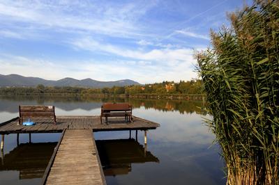 A börzsöny lábánál található festõi környezetben a diósjenõi tó-stock-foto
