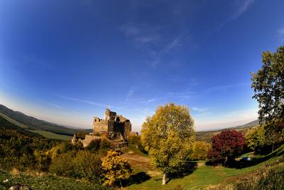 Hollókõ népi építészetérõl és váráról ismert település a Cserhát hegységben, amely a világörökség része-stock-foto