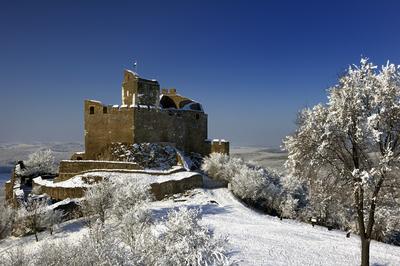 Hollókõ népi építészetérõl és váráról ismert település a Cserhát hegységben, amely a világörökség része télen-stock-foto