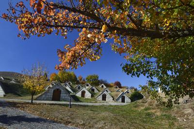 Hercegkúti védett pincesor Tokaj hegyalján-stock-foto