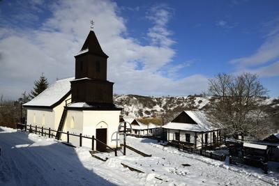 Hollókõ népi építészetérõl és váráról ismert település a Cserhát hegységben, amely a világörökség része télen-stock-foto
