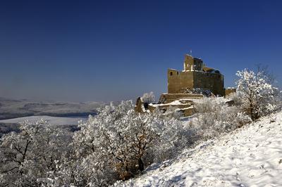 Hollókõ népi építészetérõl és váráról ismert település a Cserhát hegységben, amely a világörökség része télen-stock-foto