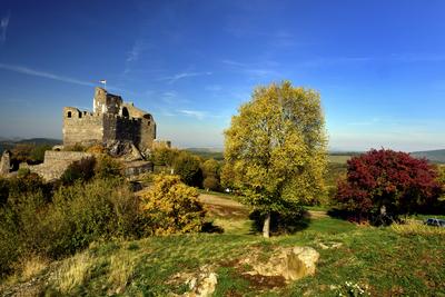 Hollókõ népi építészetérõl és váráról ismert település a Cserhát hegységben, amely a világörökség része-stock-foto