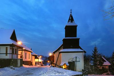 Hollókõ népi építészetérõl és váráról ismert település a Cserhát hegységben, amely a világörökség része télen-stock-foto