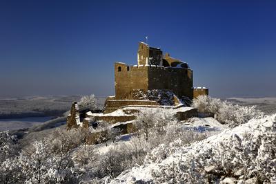 Hollókõ népi építészetérõl és váráról ismert település a Cserhát hegységben, amely a világörökség része télen-stock-foto