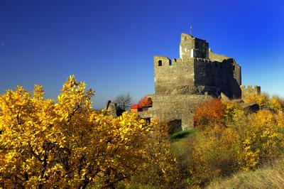 Hollókõ népi építészetérõl és váráról ismert település a Cserhát hegységben, amely a világörökség része-stock-foto