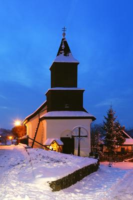 Hollókõ népi építészetérõl és váráról ismert település a Cserhát hegységben, amely a világörökség része télen-stock-foto