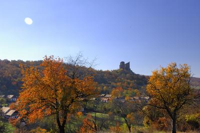 Hollókõ népi építészetérõl és váráról ismert település a Cserhát hegységben, amely a világörökség része-stock-foto