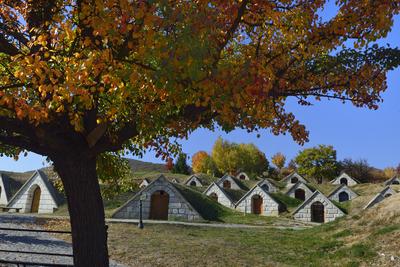 Hercegkúti védett pincesor Tokaj hegyalján-stock-foto