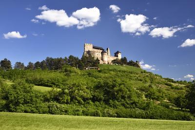 A boldogkõi vár a Hernád folyó völgyének keleti oldalán, Boldogkõváralja közvetlen közelében emelkedõ sziklaszirten álló középkori vár.-stock-foto