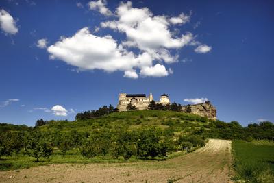 A boldogkõi vár a Hernád folyó völgyének keleti oldalán, Boldogkõváralja közvetlen közelében emelkedõ sziklaszirten álló középkori vár.-stock-foto