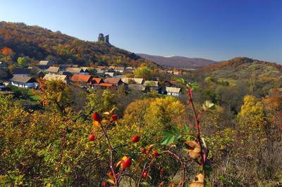 Hollókõ népi építészetérõl és váráról ismert település a Cserhát hegységben, amely a világörökség része-stock-foto