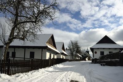 Hollókõ népi építészetérõl és váráról ismert település a Cserhát hegységben, amely a világörökség része télen-stock-foto