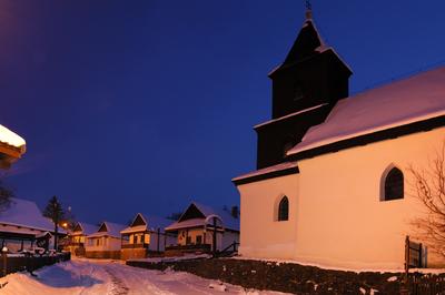 Hollókõ népi építészetérõl és váráról ismert település a Cserhát hegységben, amely a világörökség része télen-stock-foto