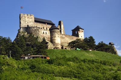A boldogkõi vár a Hernád folyó völgyének keleti oldalán, Boldogkõváralja közvetlen közelében emelkedõ sziklaszirten álló középkori vár.-stock-foto