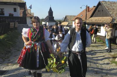 Hollókõ népi építészetérõl és váráról ismert település a Cserhát hegységben, amely a világörökség része-stock-foto