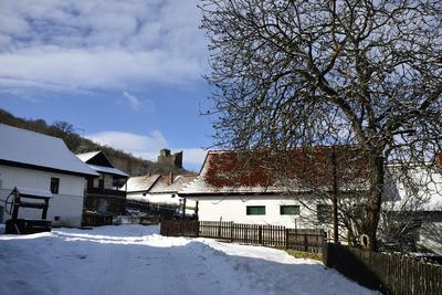 Hollókõ népi építészetérõl és váráról ismert település a Cserhát hegységben, amely a világörökség része télen-stock-foto