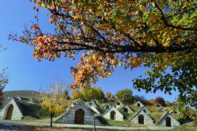 Hercegkúti védett pincesor Tokaj hegyalján-stock-foto