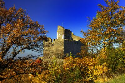Hollókõ népi építészetérõl és váráról ismert település a Cserhát hegységben, amely a világörökség része-stock-foto