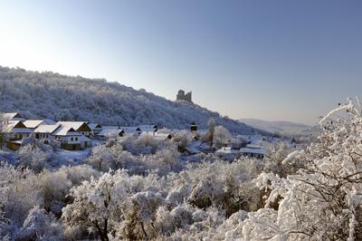 Hollókõ népi építészetérõl és váráról ismert település a Cserhát hegységben, amely a világörökség része télen-stock-foto