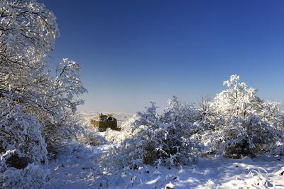 Hollókõ népi építészetérõl és váráról ismert település a Cserhát hegységben, amely a világörökség része télen-stock-foto