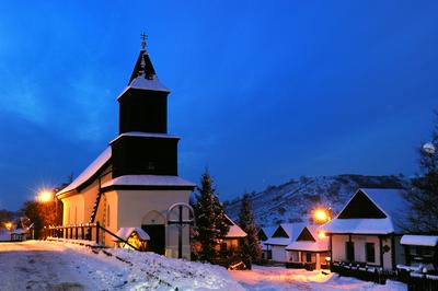 Hollókõ népi építészetérõl és váráról ismert település a Cserhát hegységben, amely a világörökség része télen-stock-foto