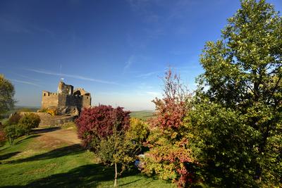 Hollókõ népi építészetérõl és váráról ismert település a Cserhát hegységben, amely a világörökség része-stock-foto