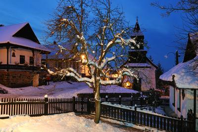 Hollókõ népi építészetérõl és váráról ismert település a Cserhát hegységben, amely a világörökség része télen-stock-foto