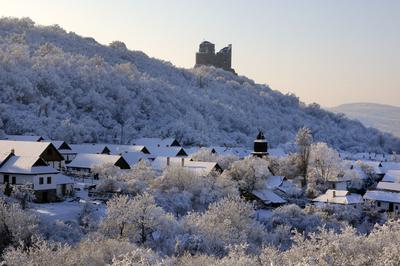 Hollókõ népi építészetérõl és váráról ismert település a Cserhát hegységben, amely a világörökség része télen-stock-foto