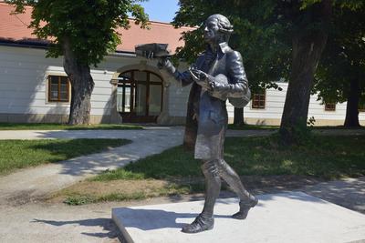 Joseph Haydn szobra Fertõdön az Esterházy kastély parkjában-stock-foto