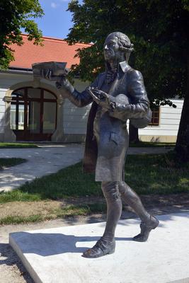 Joseph Haydn szobra Fertõdön az Esterházy kastély parkjában-stock-foto