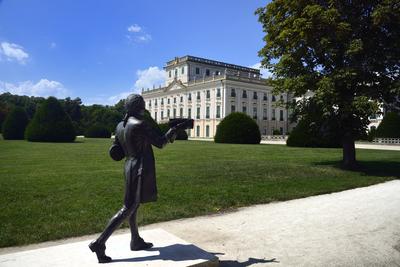 Joseph Haydn szobra Fertõdön az Esterházy kastély parkjában-stock-foto