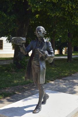 Joseph Haydn szobra Fertõdön az Esterházy kastély parkjában-stock-foto