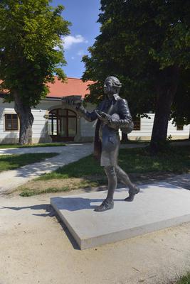 Joseph Haydn szobra Fertõdön az Esterházy kastély parkjában-stock-foto