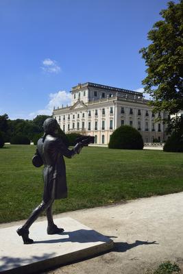 Joseph Haydn szobra Fertõdön az Esterházy kastély parkjában-stock-foto