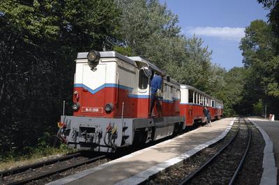 Budapest, Széchenyi-hegyi Gyermekvasút (Úttörõvasút) Hûvösvölgy állomása.-stock-foto