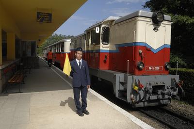 Budapest, Széchenyi-hegyi Gyermekvasút (Úttörõvasút) Hûvösvölgy állomása.-stock-foto