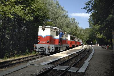 Budapest, Széchenyi-hegyi Gyermekvasút (Úttörõvasút) Hûvösvölgy állomása.-stock-foto