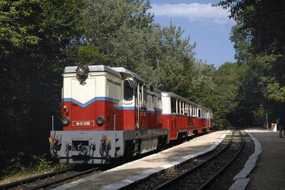 Budapest, Széchenyi-hegyi Gyermekvasút (Úttörõvasút) Hûvösvölgy állomása.-stock-foto