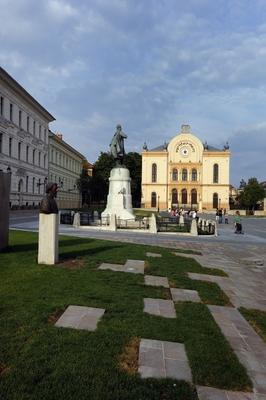 Pécs - Kossuth tér és a Zsinagóga-stock-photo