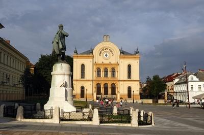 Pécs - Kossuth tér és a Zsinagóga-stock-photo