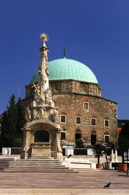 Pécs - Dzsámi és a Szentháromság szobor-stock-foto