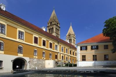 Pécs - Püspöki palota-stock-foto