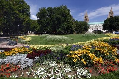 Pécs - Szent István park és a Püspöki Palota-stock-foto