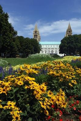 Pécs - Szent István park és a Püspöki Palota-stock-foto