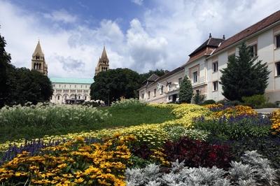 Pécs - Szent István park és a Püspöki Palota-stock-foto