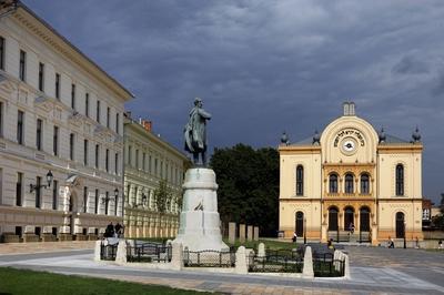 Pécs - Kossuth tér és a Zsinagóga-stock-foto