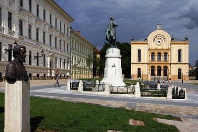 Pécs - Kossuth tér és a Zsinagóga-stock-foto